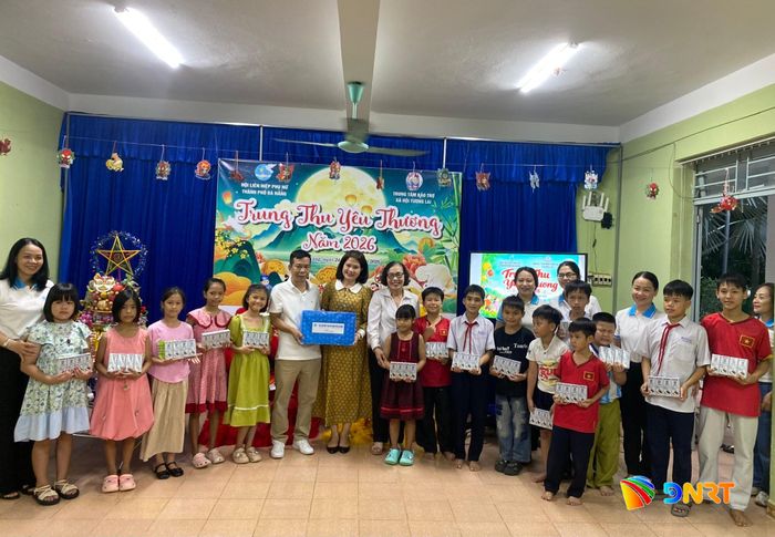 Lãnh đạo Hội Liên hiệp Phụ nữ thành phố Đà Nẵng trao quà cho các em tại Trung tâm Bảo trợ xã hội Tương Lai. Ảnh: KHÁNH LINH