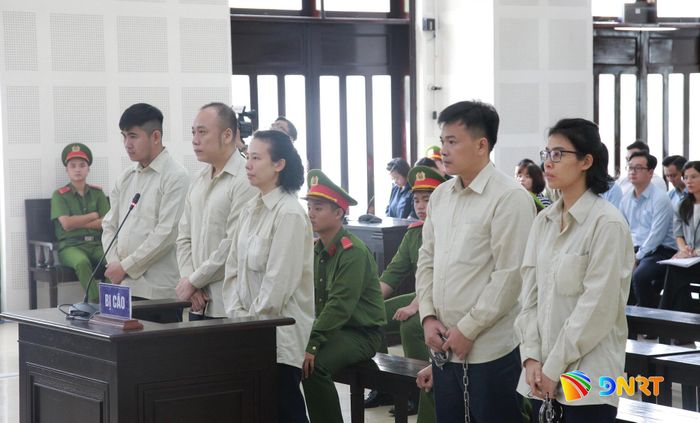 Bị cáo Nguyễn Quang Hoàng (hàng đứng, thứ 2 từ trái qua) và các đồng phạm tại Công ty Tư vấn đầu tư GFDI bị tòa án tuyên phạt tù chung thân về tội “Lừa đảo chiếm đoạt tài sản”. Ảnh: ĐẮC MẠNH