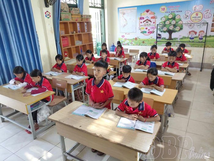 Với sự hỗ trợ, chăm sóc của các chiến sĩ biên phòng Na Cô Sa, em Hạng Ky Ly đến trường học tập với bạn bè cùng trang lứa. 