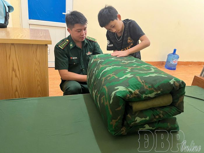 Được các chú bộ đội chăm sóc, em Lò Tuấn Mạnh đã rèn luyện tác phong nền nếp tốt.