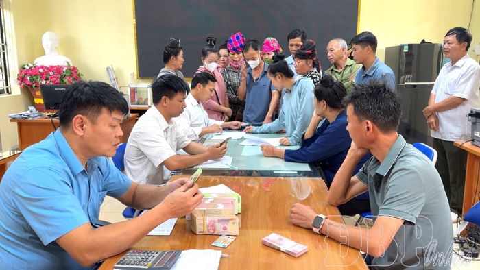 Nhiều hộ chăn nuôi trên địa bàn xã Thanh An nhận tiền hỗ trợ sau khi bị ảnh hưởng bởi dịch tả lợn châu Phi.