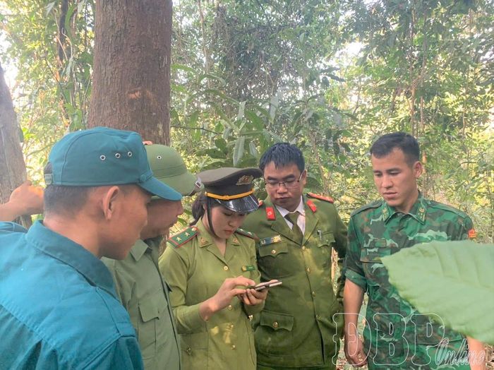 Pờ Mì Nò phối hợp với các lực lượng tuần tra, bảo vệ rừng.