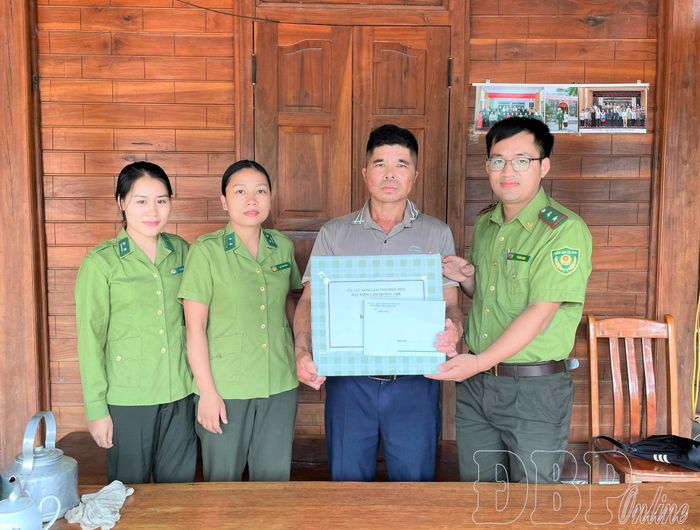 Pờ Mì Nò (ngoài cùng bên trái) cùng đồng nghiệp thăm tặng quà người dân trên địa bàn.