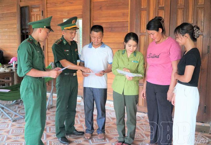 Pờ Mì Nò phối hợp với cán bộ, chiến sĩ Đồn Biên phòng Leng Su Sìn tuyên truyền vận động nhân dân tịch cực tham gia bảo vệ rừng.