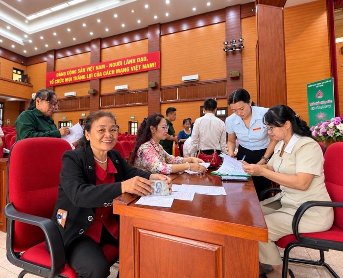 Đông đảo cán bộ, người lao động và người dân hưởng ứng “Tuần lễ gửi tiết kiệm chung tay vì người nghèo” năm 2026.