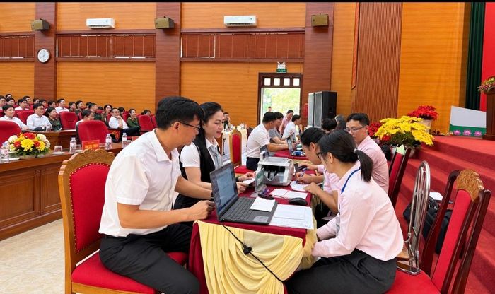 Ngay sau lễ phát động, cán bộ, công chức phường Mường Thanh tham gia gửi tiết kiệm, góp thêm nguồn lực cho các chương trình tín dụng chính sách.