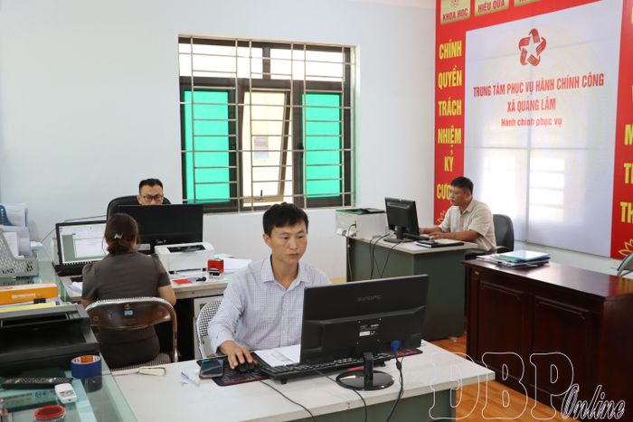 Cán bộ xã Quảng Lâm khắc phục khó khăn, đảm bảo hiệu quả công việc.