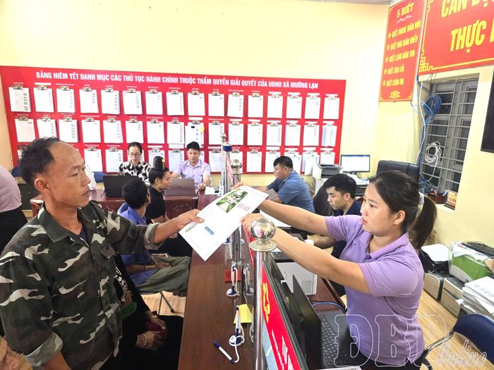 Cán bộ Trung tâm Phục vụ hành chính công xã Mường Lạn giải quyết thủ tục hành chính cho người dân.