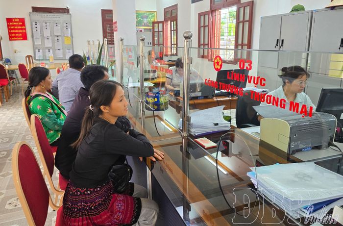 Vợ Chồng anh Vàng A Chư, bản Huổi Chạ 1, xã Mường Nhé giải quyết thủ tục hành chính tại Trung tâm Phục vụ hành chính công xã Mường Nhé.