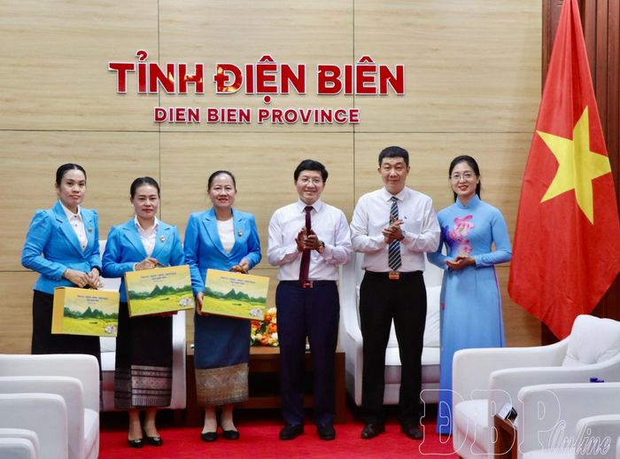 Lãnh đạo tỉnh Điện Biên tặng quà Đoàn đại biểu Hội LHPN 3 tỉnh Bắc Lào.