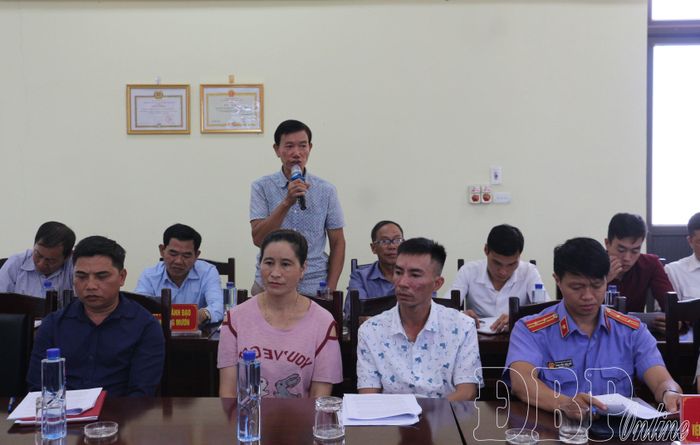 Nguyên lãnh đạo xã Mường Mươn cũ phát biểu tại buổi làm việc.