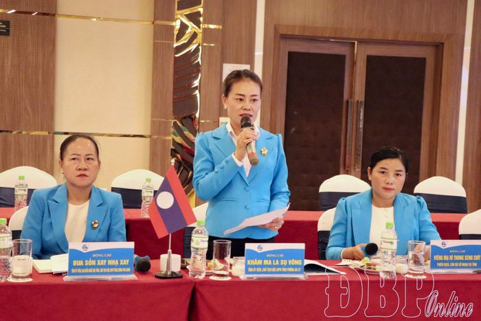 Đại diện Hội LHPN tỉnh Phông Sa Lỳ thông tin tình hình phát triển kinh tế - xã hội, công tác Hội phụ nữ trên địa bàn.