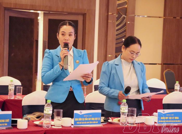 Đại diện Hội LHPN tỉnh U Đôm Xay (CHDCND Lào) thông tin về kết quả thực hiện công tác Hội.