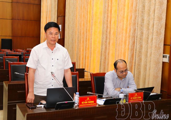Đồng chí Vũ Văn Thượng, Ủy viên Ban Chấp hành Đảng bộ tỉnh, Giám đốc Báo và phát thanh, truyền hình Điện Biên phát biểu tại hội nghị.