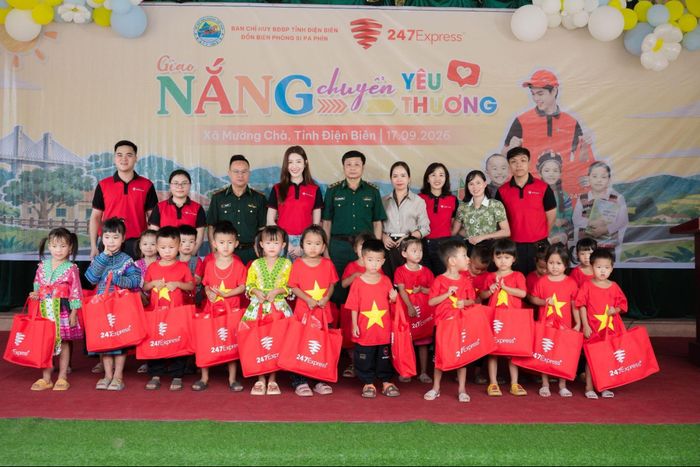 "Giao Nắng, Chuyển Yêu Thương" do 247Express tổ chức, mang Trung thu đến với học sinh 3 trường tại xã Mường Pồn, Na Sang và Mường Chà.