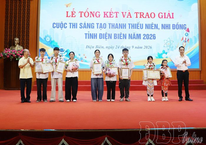 Thừa ủy quyền của Chủ tịch UBND tỉnh, lãnh đạo Liên hiệp các hội khoa học và kỹ thuật tỉnh cùng lãnh đạo Báo và phát thanh, truyền hình Điện Biên trao Bằng khen và hoa cho các nhóm tác giả đạt giải A.