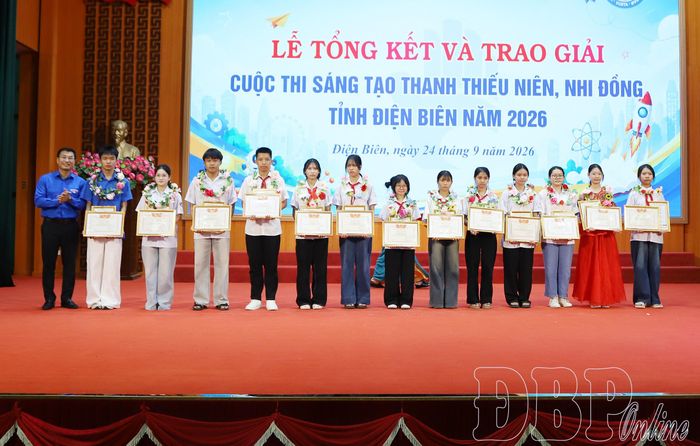 Lãnh đạo Tỉnh đoàn trao Bằng khen cho các tác giả, nhóm tác giả đạt giải B.