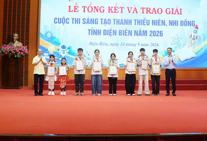 Đại diện Ban Tổ chức trao giải cho các nhóm tác giả đạt giải A.