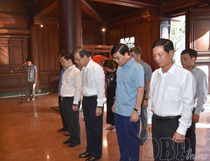 Đại biểu tưởng niệm các anh hùng liệt sĩ tại Đền thờ Liệt sĩ tại Chiến trường Điện Biên Phủ.