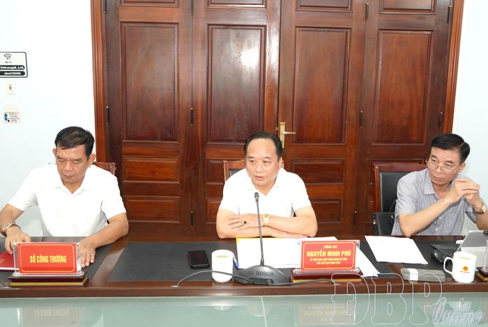 Phó Chủ tịch UBND tỉnh Nguyễn Minh Phú phát biểu tại cuộc họp.