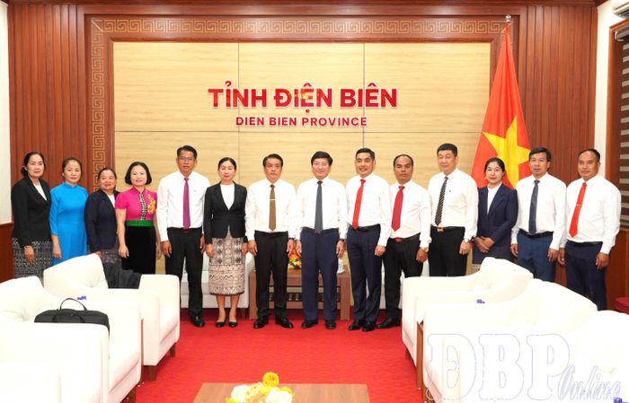 Lãnh đạo tỉnh Điện Biên và Đoàn công tác Liên hiệp Công đoàn 5 tỉnh Bắc Lào chụp ảnh lưu niệm.