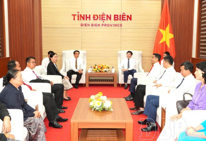 Đồng chí Mùa A Vảng, Ủy viên dự khuyết Ban Chấp hành Trung ương Đảng, Phó Bí thư Tỉnh ủy, Chủ tịch Ủy ban MTTQ Việt Nam tỉnh tiếp Đoàn công tác Liên hiệp Công đoàn 5 tỉnh Bắc Lào.