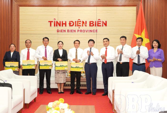 Lãnh đạo tỉnh Điện Biên tặng quà Đoàn công tác Liên hiệp Công đoàn 5 tỉnh Bắc Lào.