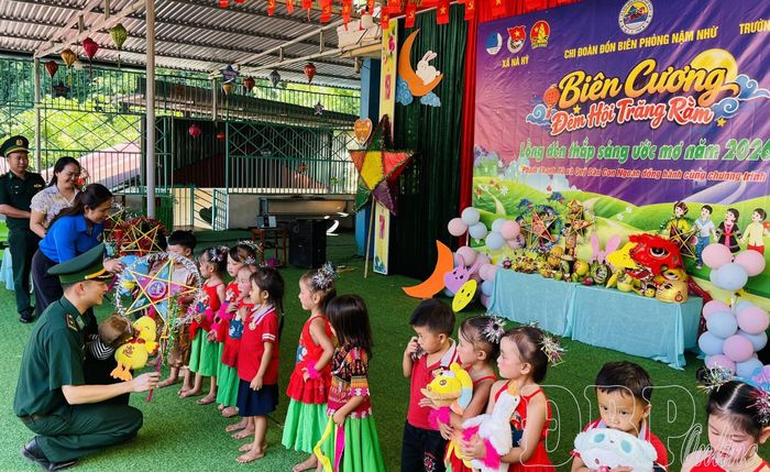 Cán bộ, chiến sĩ Đồn Biên phòng Nậm Nhừ tặng quà các cháu thiếu nhi.