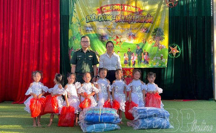 Các em học sinh hoàn cảnh khó khăn Trường Mầm non Quảng Lâm được tặng chăn và quần áo mới nhân dịp Tết Trung thu 2026.