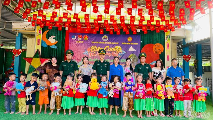 Không khí ngày hội trăng rằm tại Điểm trường trung tâm Phân hiệu Nậm Nhừ, xã Nà Hỳ do Đồn Biên phòng Nậm Nhừ và Trường Mầm non Nà Hỳ tổ chức.