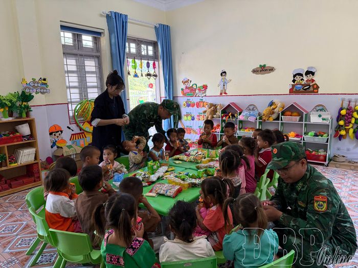 Cán bộ, chiến sĩ Đồn Biên phòng Na Cô Sa tặng quà học sinh Điểm trường Pắc A2, điểm khó khăn nhất trên địa bàn xã Quảng Lâm.