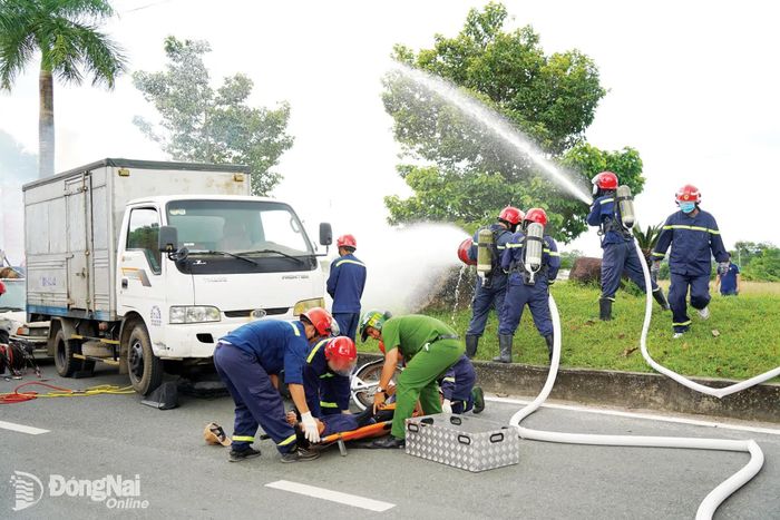 Các lực lượng tham gia diễn tập phương án chữa cháy và cứu nạn, cứu hộ với tình huống giả định sự cố tai nạn xe tại phường Long Thành.