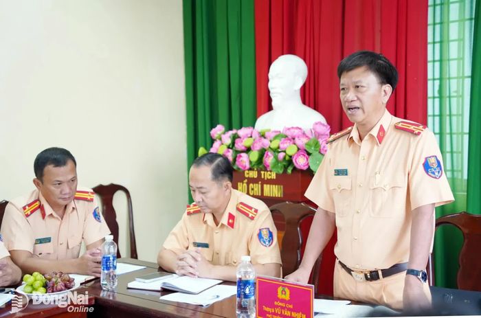 Thượng tá Vũ Văn Nhiệm, Phó Trưởng phòng Cảnh sát giao thông Công an thành phố Đồng Nai phát biểu tại hội nghị. Ảnh: Lê Duy