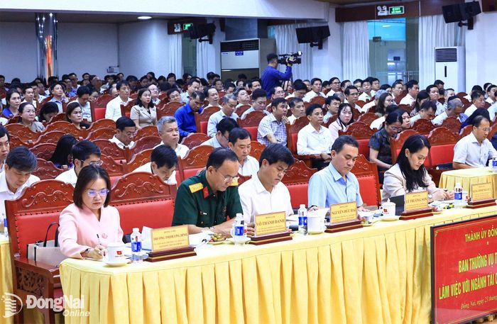 Các đồng chí trong Ban Thường vụ Thành ủy dự buổi làm việc. Ảnh: Công Nghĩa