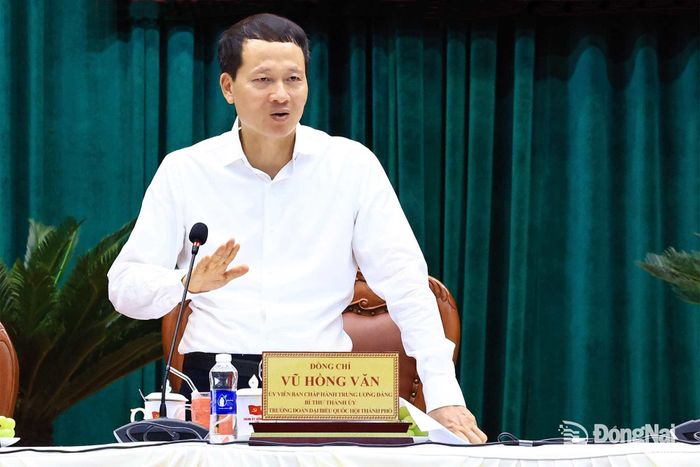 Đồng chí Bí thư Thành ủy Vũ Hồng Văn phát biểu tại buổi làm việc. Ảnh: Công Nghĩa