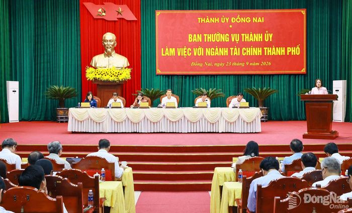 Ủy viên Ban Thường vụ Thành ủy, Giám đốc Sở Tài chính Trương Thị Hương Bình báo cáo tại buổi làm việc. Ảnh: Công Nghĩa
