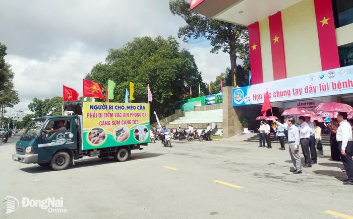 Đoàn xe mang theo các thông điệp về phòng, chống bệnh dại diễu hành trên các tuyến đường của thành phố Đồng Nai. Ảnh: Hạnh Dung