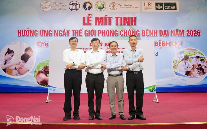 Lãnh đạo Viện Vệ sinh dịch tễ Trung ương, Sở Y tế Đồng Nai, Viện Pasteur Thành phố Hồ Chí Minh, Chi cục Chăn nuôi và Thủy sản Đồng Nai bắt tay cam kết phòng, chống bệnh dại. Ảnh: Hạnh Dung