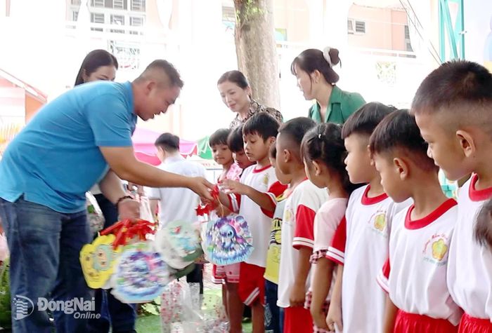 Đại diện Công đoàn cơ sở Công ty TNHH Changshin Việt Nam trao quà cho các cháu Trường mầm non Xuân Thọ (phường Xuân Lộc). Ảnh: Viết Cường