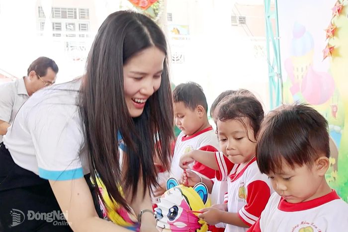 Đại diện Bệnh viện Đồng Nai -2 trao quà cho các cháu Trường mầm non Xuân Thọ. Ảnh: Viết Cường