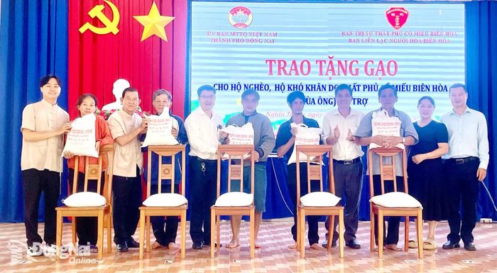Tại mỗi xã, đoàn trao tặng 250 phần quà cho hộ nghèo, người có hoàn cảnh khó khăn. Ảnh: Phạm Quang