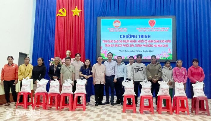 Thành viên đoàn cùng lãnh đạo địa phương tặng quà cho người dân tại xã Phước Sơn. Ảnh: Phạm Quang