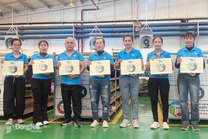 Công nhân Công ty cổ phần TKG Taekwang Vina (Khu công nghiệp Biên Hòa 2) phấn khởi nhận quà Trung thu từ Công đoàn cơ sở. Ảnh: CĐCC