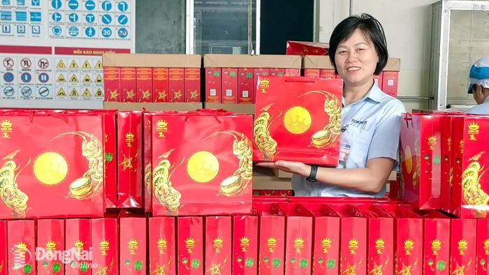 Công nhân Công ty TNHH Tokin Electronics Việt Nam phấn khởi nhận bánh Trung thu cho con công nhân. Ảnh: CĐCC
