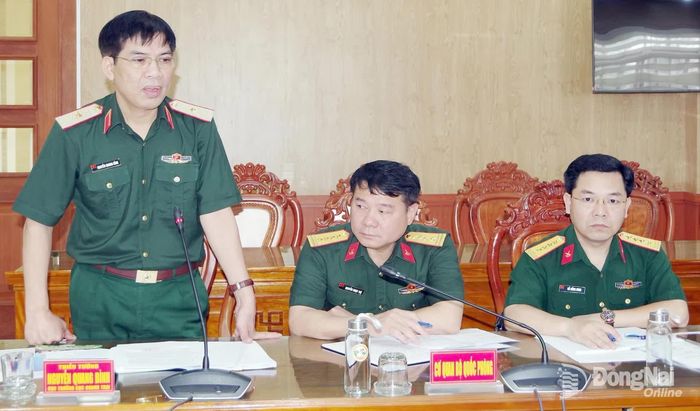 Thiếu tướng Nguyễn Quang Bỉnh, Cục trưởng Cục Doanh trại, Tổng cục Hậu cần - Kỹ thuật, cơ quan thường trực Ban Chỉ đạo Chính sách nhà ở Bộ Quốc phòng phát biểu trong buổi làm việc. Ảnh: Phan Hải