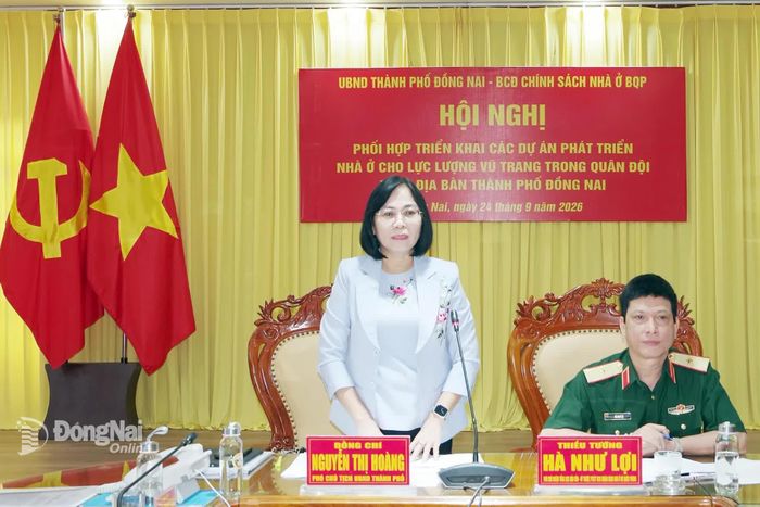 Thành ủy viên, Phó Chủ tịch UBND thành phố Nguyễn Thị Hoàng trao đổi tại buổi làm việc. Ảnh: Phan Hải