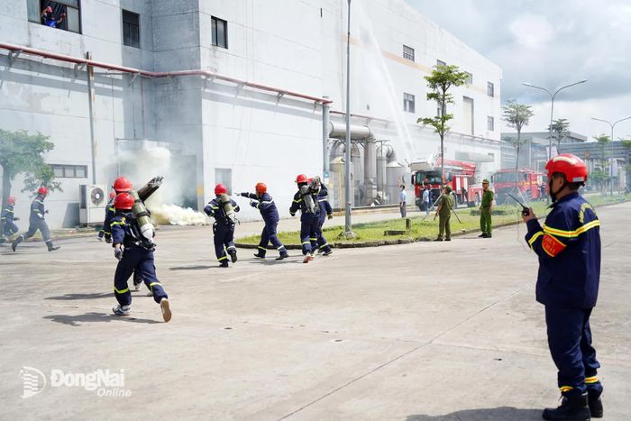 Lực lượng chữa cháy chuyên nghiệp nhanh chóng khống chế đám cháy và nhận định tình huống để có phương án chữa cháy kịp thời. Ảnh: Lê Duy