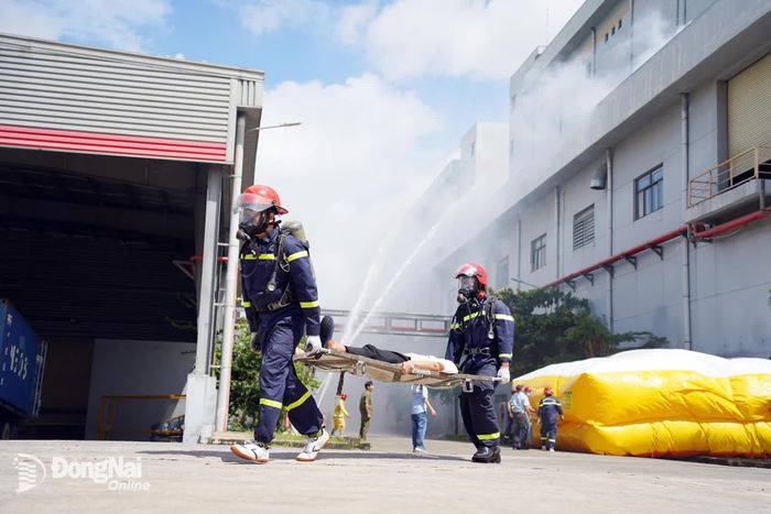 Lực lượng chức năng nhanh chóng di chuyển các nạn nhân bị thương đến khu vực an toàn trong tình huống diễn tập. Ảnh: Lê Duy