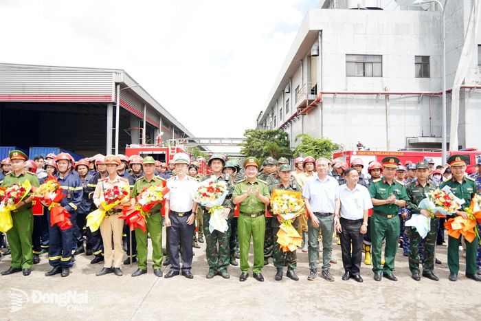 Đại tá Trần Anh Sơn, Phó Giám đốc Công an thành phố Đồng Nai trao hoa chúc mừng các lực lượng trong buổi diễn tập. Ảnh: Lê Duy