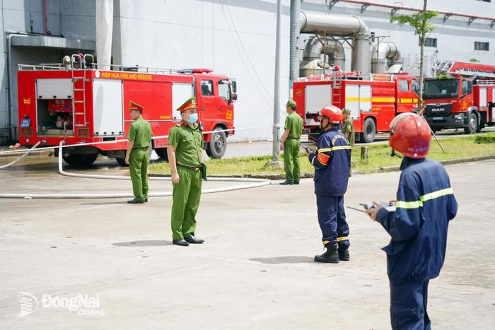 Sau khi dập tắt hoàn toàn đám cháy, lực lượng chức năng tiến hành điều tra nguyên nhân và báo cáo chỉ huy. Ảnh: Lê Duy